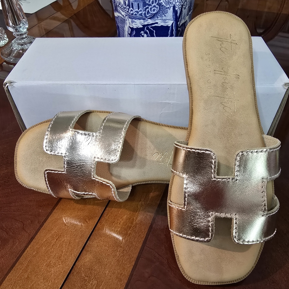 ON TREND GOLD  Slide Sandals WILLOW TREE BRAND SIZE 6 NEW IN BOX